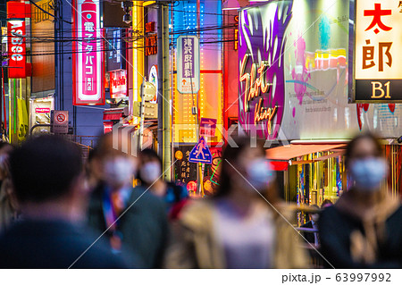 日本の横浜都市景観　新型肺炎・マスク姿…＝3日、横浜駅前（1日、布マスク2枚を全世帯に配布発表） 63997992