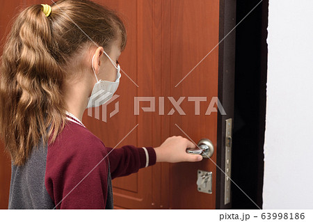 The girl in the respirator opens the front door to The girl in the respirator opens the front door to 63998186
