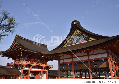伏見稲荷　楼門と外拝殿 63998474