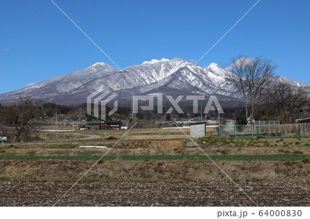 八ヶ岳 冬 山梨県 北杜市立 秋田小学校 付近の写真素材