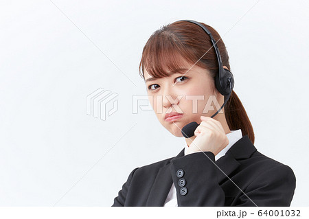 インカムをつけた若い女性 オペレーター ポートレート インカムをつけた若い女性 オペレーター ポートレート 64001032