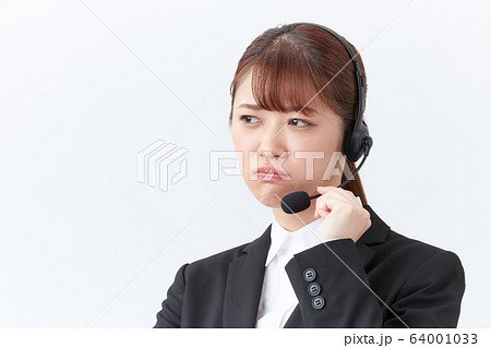 インカムをつけた若い女性 オペレーター ポートレート インカムをつけた若い女性 オペレーター ポートレート 64001033