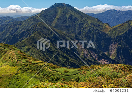 越後駒ヶ岳稜線から見る秋色の中ノ岳 64001251