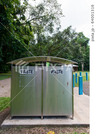 オーストラリア　公園に備えているゴミ箱 64001316