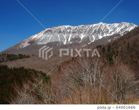 鍵掛峠から見る春の大山の眺望 大山南壁 大山 鍵掛峠から見る春の大山の眺望 大山南壁 大山 64001666