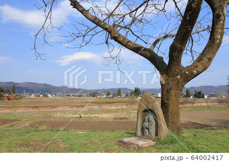 安曇野ちひろ公園の道祖神 64002417
