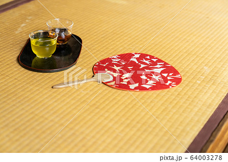 お茶とうちわ　日本家屋 64003278