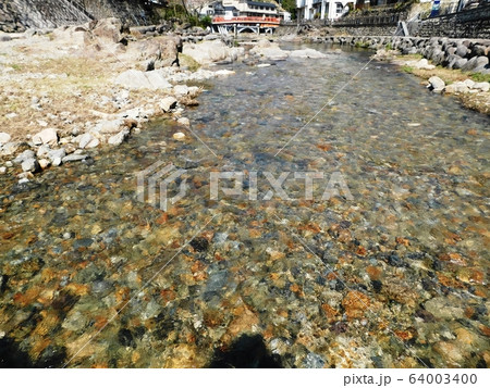 滔々と流れる長門湯本温泉街の音信川の写真素材