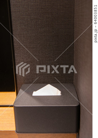 ティシュー、トイレットペーパー、 洗面所、 ティッシュペーパー　、バスルーム、ホテルのトイレ用品、 64003851