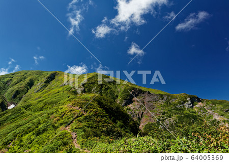秋色の越後駒ヶ岳へ向かう登山者 秋色の越後駒ヶ岳へ向かう登山者 64005369