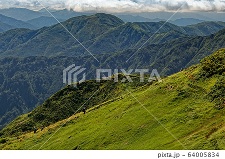 越後駒ヶ岳稜線を行くと登山者と兎岳方面の山並み 越後駒ヶ岳稜線を行くと登山者と兎岳方面の山並み 64005834