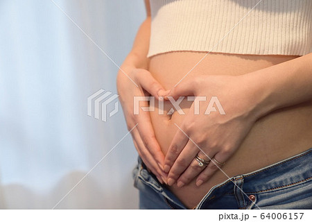 妊婦のお腹　18週 64006157
