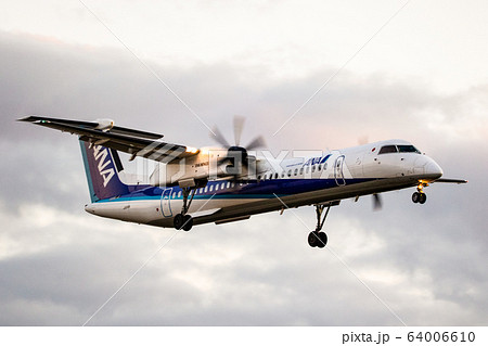 ANA ボンバルディアDHC8-Q400の写真素材 [64006610] - PIXTA