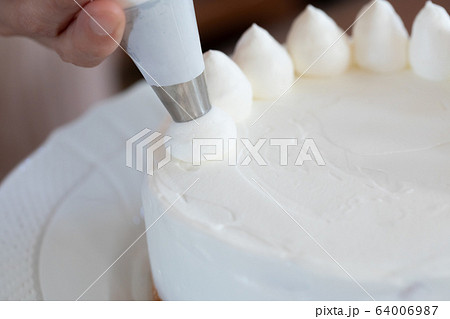 おうちでお菓子作り　クリームでデコレーションする様子 64006987