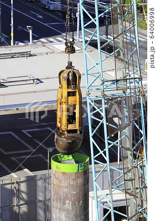 建築現場　基礎工事　掘削用のハンマーグラブ　 64006998