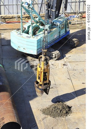 建築現場　基礎工事　掘削用のハンマーグラブ　 64007002