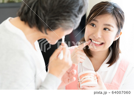 女性　シニア　歯磨き指導　 64007060