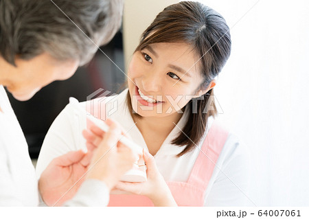 女性　シニア　歯磨き指導　 64007061