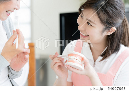 女性　シニア　歯磨き指導　 64007063