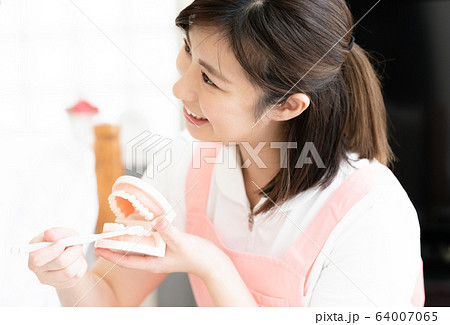 女性　シニア　歯磨き指導　 64007065