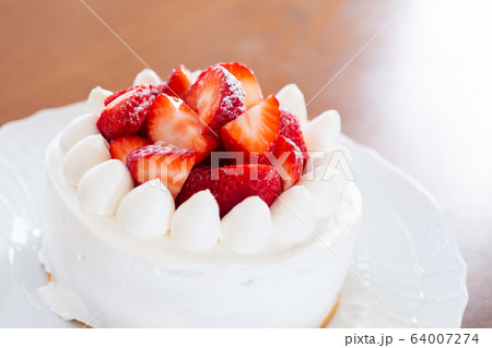 おうちでお菓子作り　いちごのショートケーキ 64007274