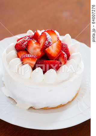 おうちでお菓子作り　いちごのショートケーキ 64007276