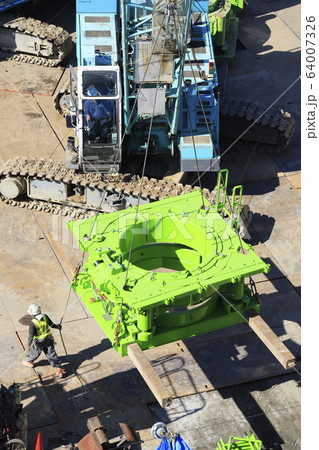 建築現場　基礎工事　掘削作業 64007326