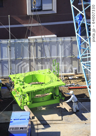 建築現場　基礎工事　掘削作業 64007330