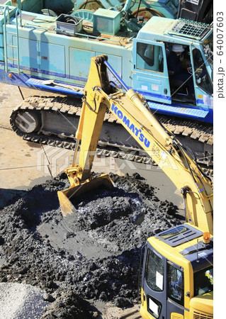 建築現場 基礎工事 掘削作業 建築現場 基礎工事 掘削作業 64007603