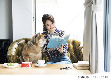 ドックカフェ　女性　犬　読書 64007616