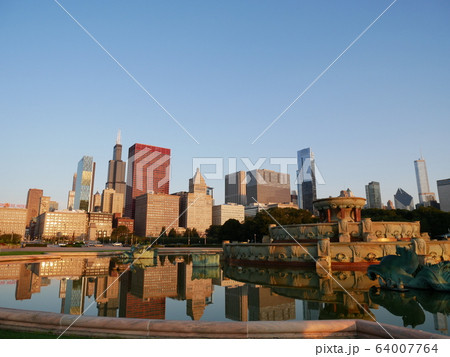 シカゴ摩天楼の朝焼け シカゴ摩天楼の朝焼け 64007764