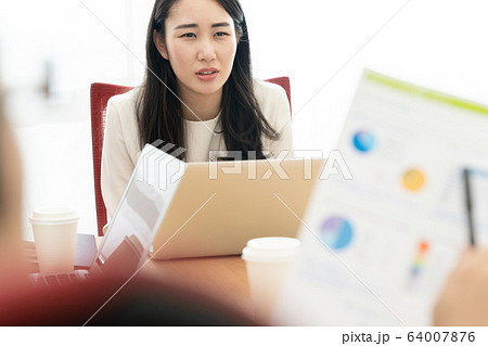 女性　ビジネス　ネガティブ 64007876