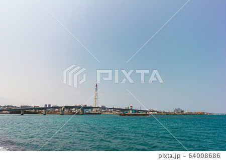 沖縄県浦添市街並み 64008686