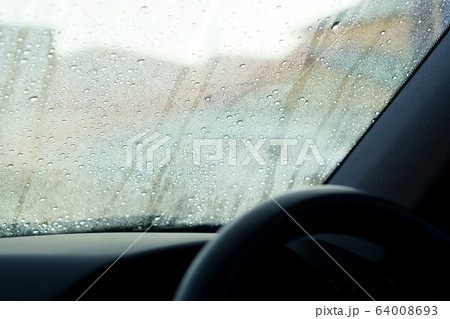 雨の日の運転 雨の日の運転 64008693