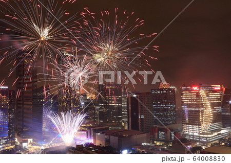 フィリピン　新年の花火　2020年 64008830