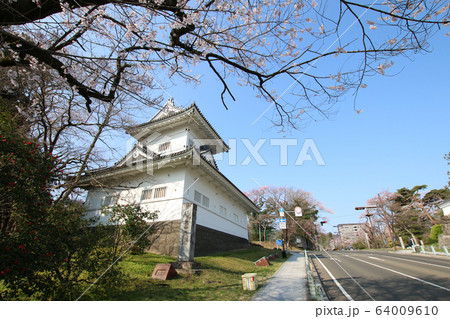 大手門跡脇櫓と桜 64009610