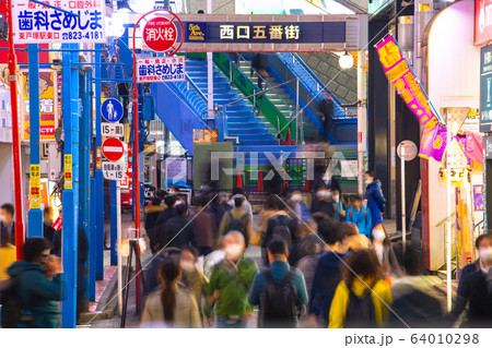 日本の横浜都市景観　新型肺炎・マスク姿…＝3日、横浜駅前（1日、布マスク2枚を全世帯に配布発表） 64010298