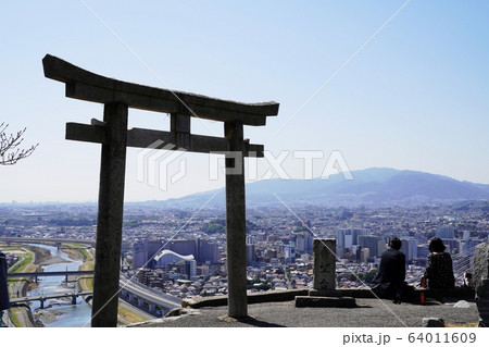 大阪　池田市　五月山　秀望台と猪名川、川西市街地（春） 64011609
