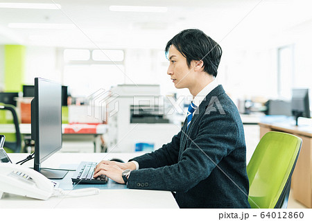 ビジネス オフィス 男性 デスク 64012860