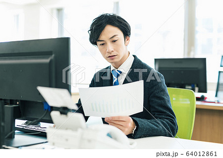 ビジネス オフィス 男性 デスク ビジネス オフィス 男性 デスク 64012861