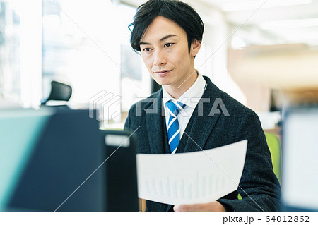 ビジネス オフィス 男性 デスク 64012862