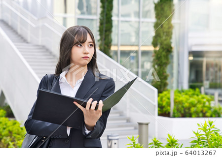 ビジネスウーマン　就活生 64013267