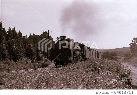 昭和43年 東北本線電化前の蒸気機関車C612牽引急行十和田 青森県 昭和43年 東北本線電化前の蒸気機関車C612牽引急行十和田 青森県 64013711