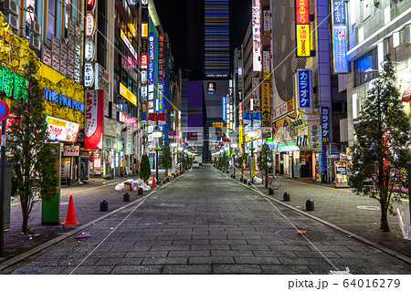 《東京都》人の消えた歌舞伎町・自粛ムードの東京 《東京都》人の消えた歌舞伎町・自粛ムードの東京 64016279