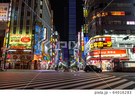 《東京都》人の消えた歌舞伎町・自粛ムードの東京 《東京都》人の消えた歌舞伎町・自粛ムードの東京 64016283