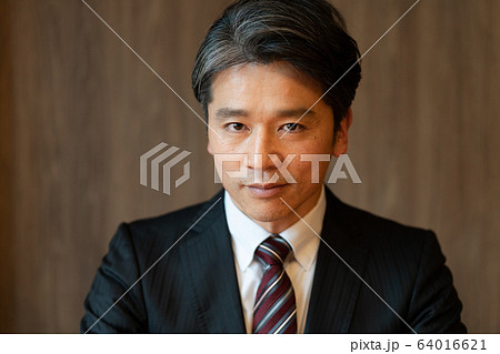 ミドルエイジの男性のポートレート 64016621