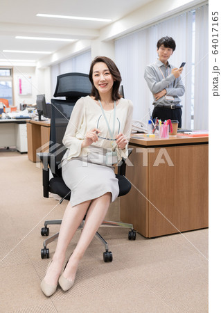 オフィスの女性上司と新入社員 オフィスの女性上司と新入社員 64017165