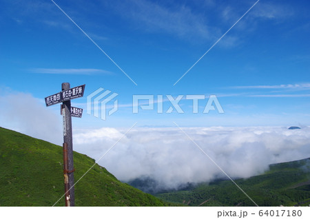 八ヶ岳の雲海と登山道を示す案内板 64017180