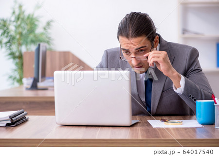 Unhappy male businessman in the office 64017540