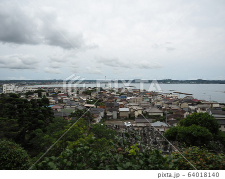千葉県館山市の大福寺の観音堂からの館山湾一望 64018140